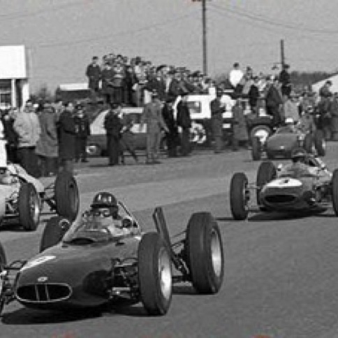 Lombank Trophy Race à Snetterton avec laLotus 24 derrière Graham Hill et sa BRM Lombank Trophy Race à Snetterton avec laLotus 24 derrière Graham Hill et sa BRM